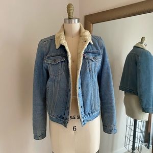 Classic Levis Sherpa Trucker Jacket. Med wash